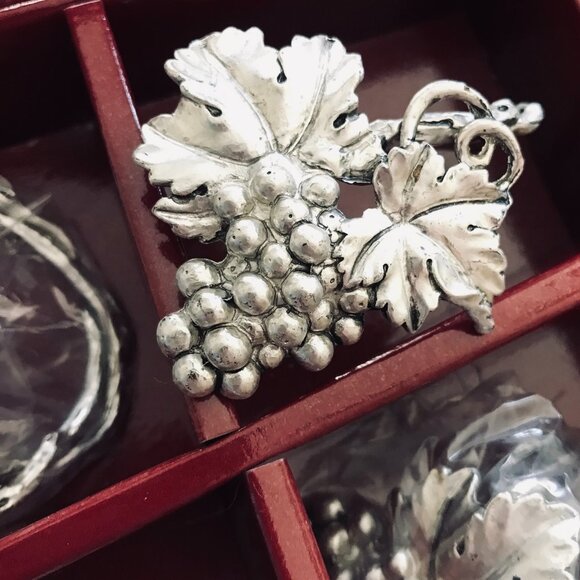 ARTHUR COURT Vintage Set of 4 "Grape" Napkin Rings NIB - Picture 2 of 8